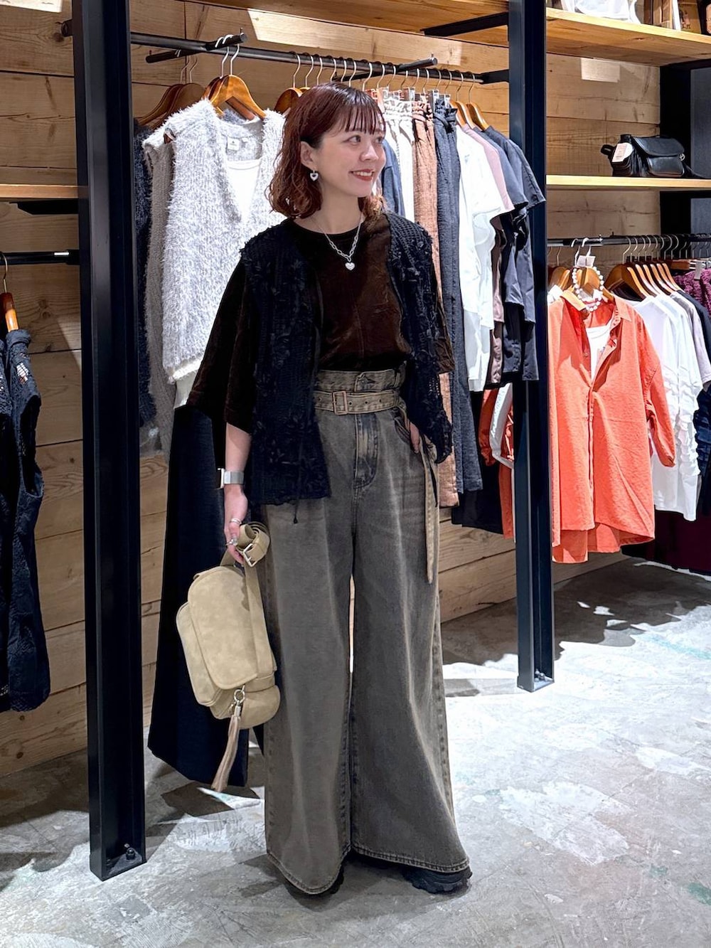ブラウン系のシャツ/ブラウス、ブラウン系のデニムパンツ、ベージュ系のショルダーバッグを着用したレディースの夏コーディネートの2枚目の写真