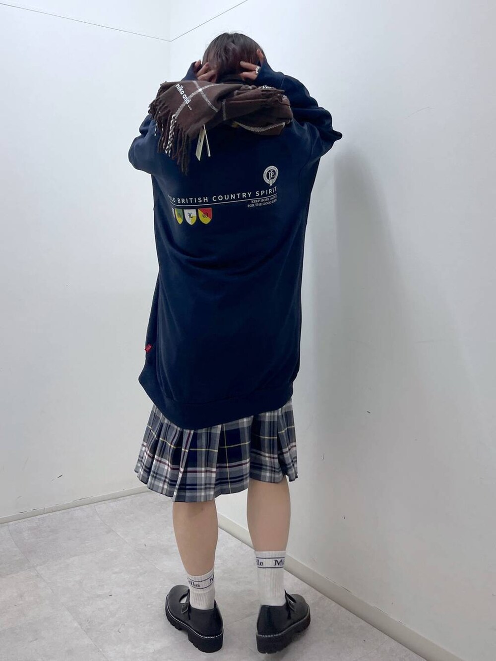 ブラック系のその他シューズ、ブルー系のTシャツ/カットソー、ブルー系のスカートを着用したレディースの冬コーディネートの4枚目の写真