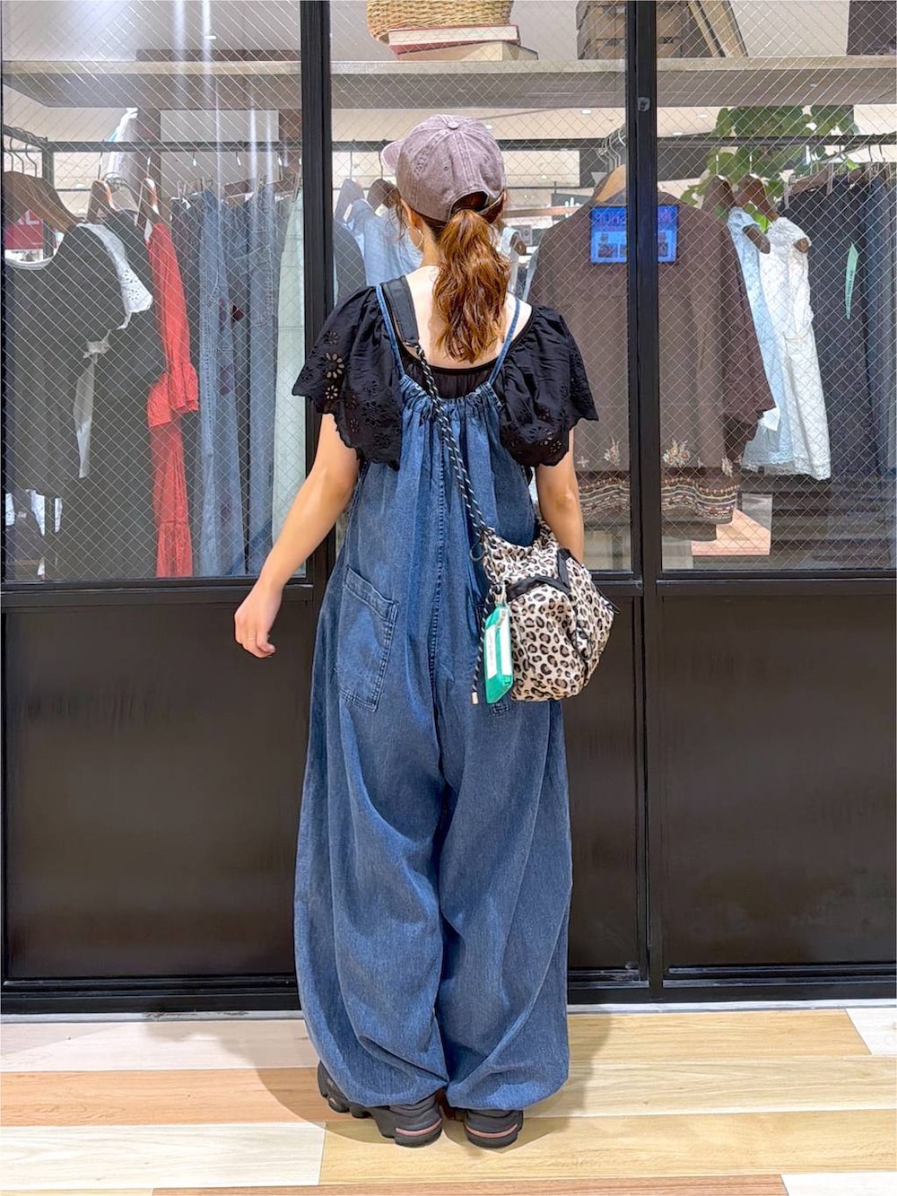 グレー系のTシャツ/カットソー、ブルー系のサロペット/オーバーオール、その他のショルダーバッグを着用したレディースの夏コーディネートの4枚目の写真