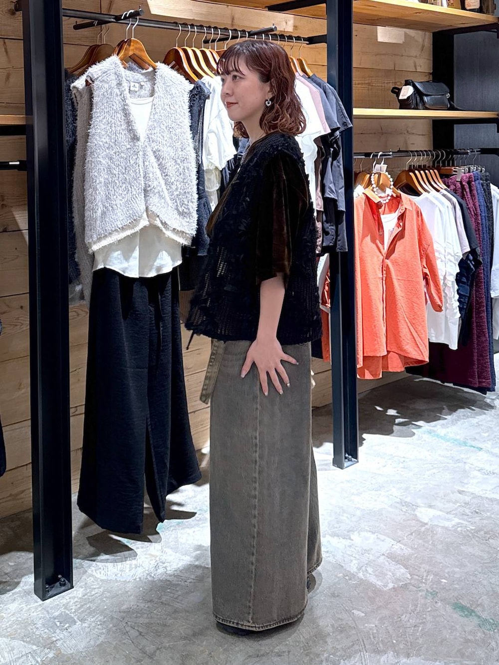 ブラウン系のシャツ/ブラウス、ブラウン系のデニムパンツ、ベージュ系のショルダーバッグを着用したレディースの夏コーディネートの3枚目の写真