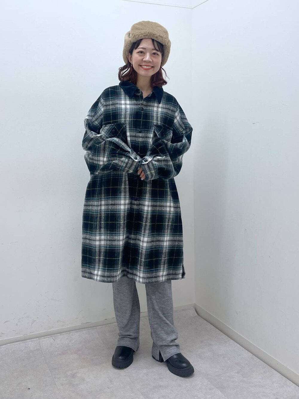 グレー系のシャツワンピース、グレー系のその他パンツ、ブラック系のブーツを着用したレディースの冬コーディネートの2枚目の写真