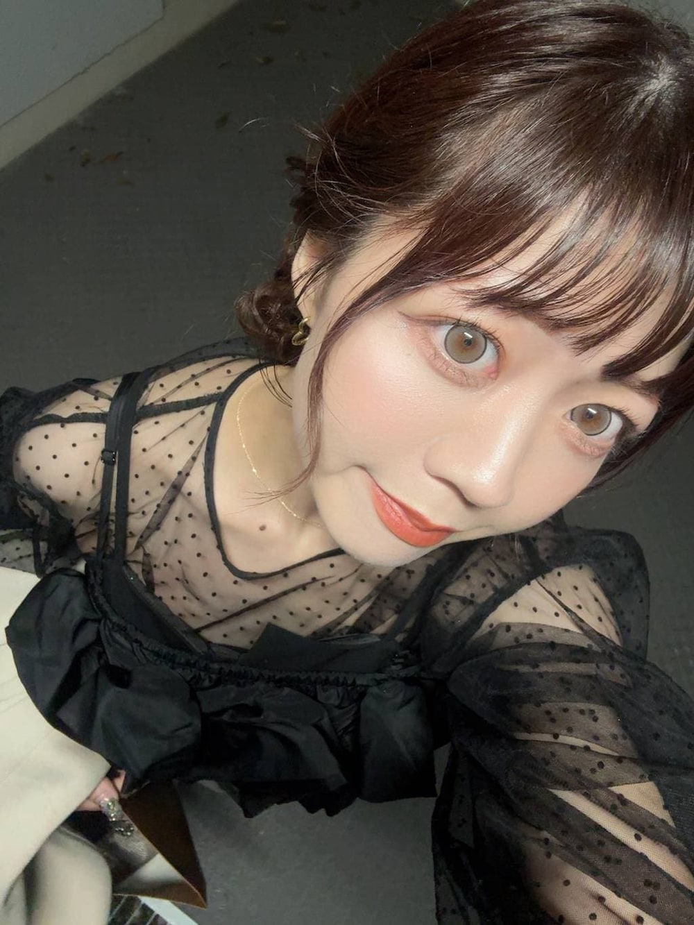 ブラック系のワンピースを着用したレディースの夏コーディネートの5枚目の写真