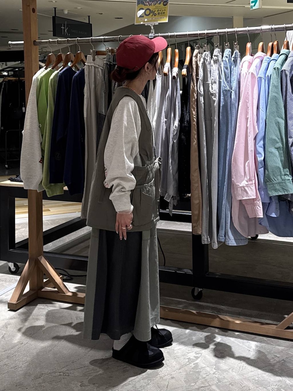 グリーン系のベスト、ブラック系のモカシン/デッキシューズ、グレー系のスウェットを着用したレディースの春コーディネートの4枚目の写真