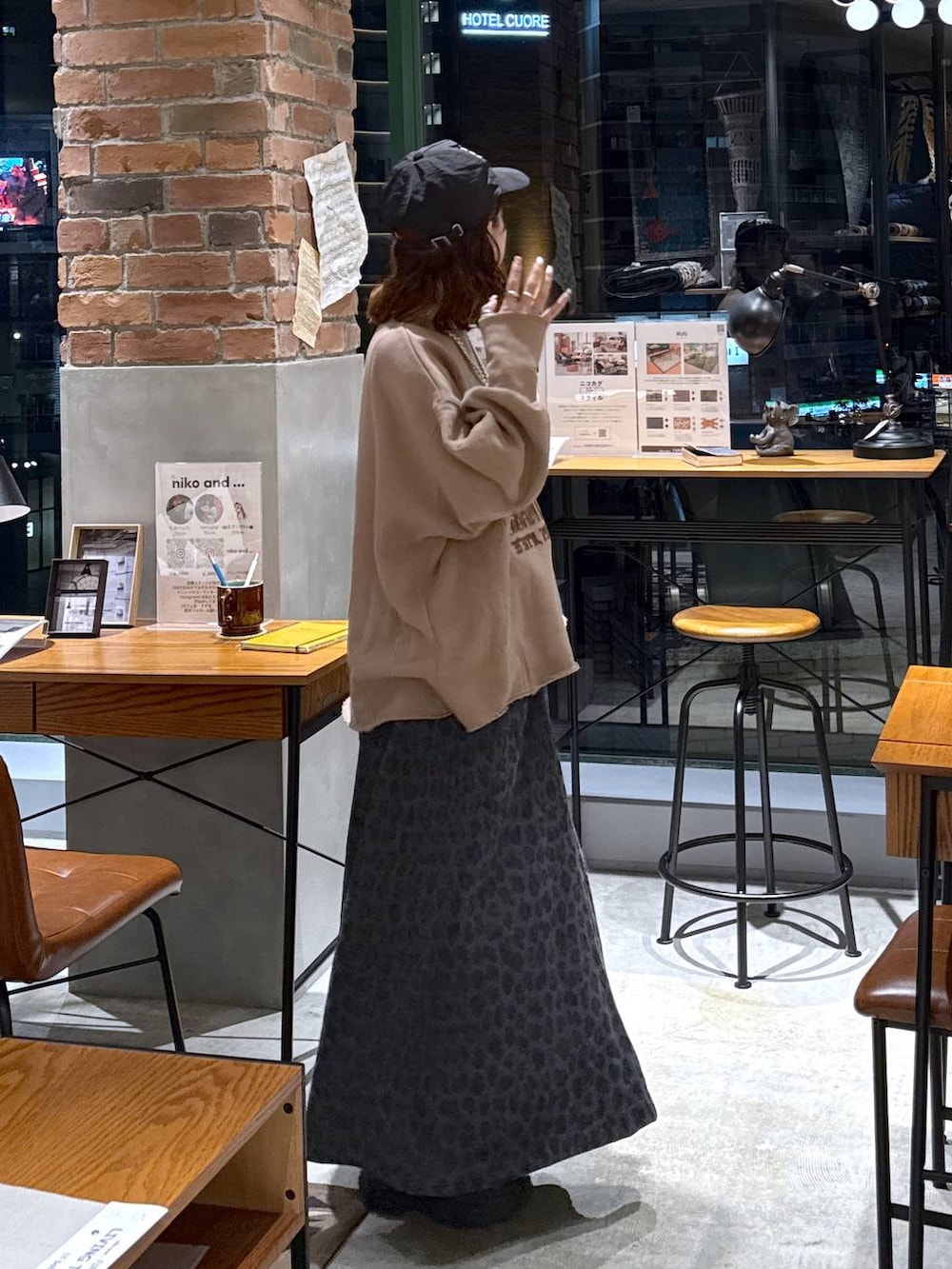 グレー系のスカート、イエロー系のスウェット、ブラック系のスニーカーを着用したレディースの秋コーディネートの4枚目の写真