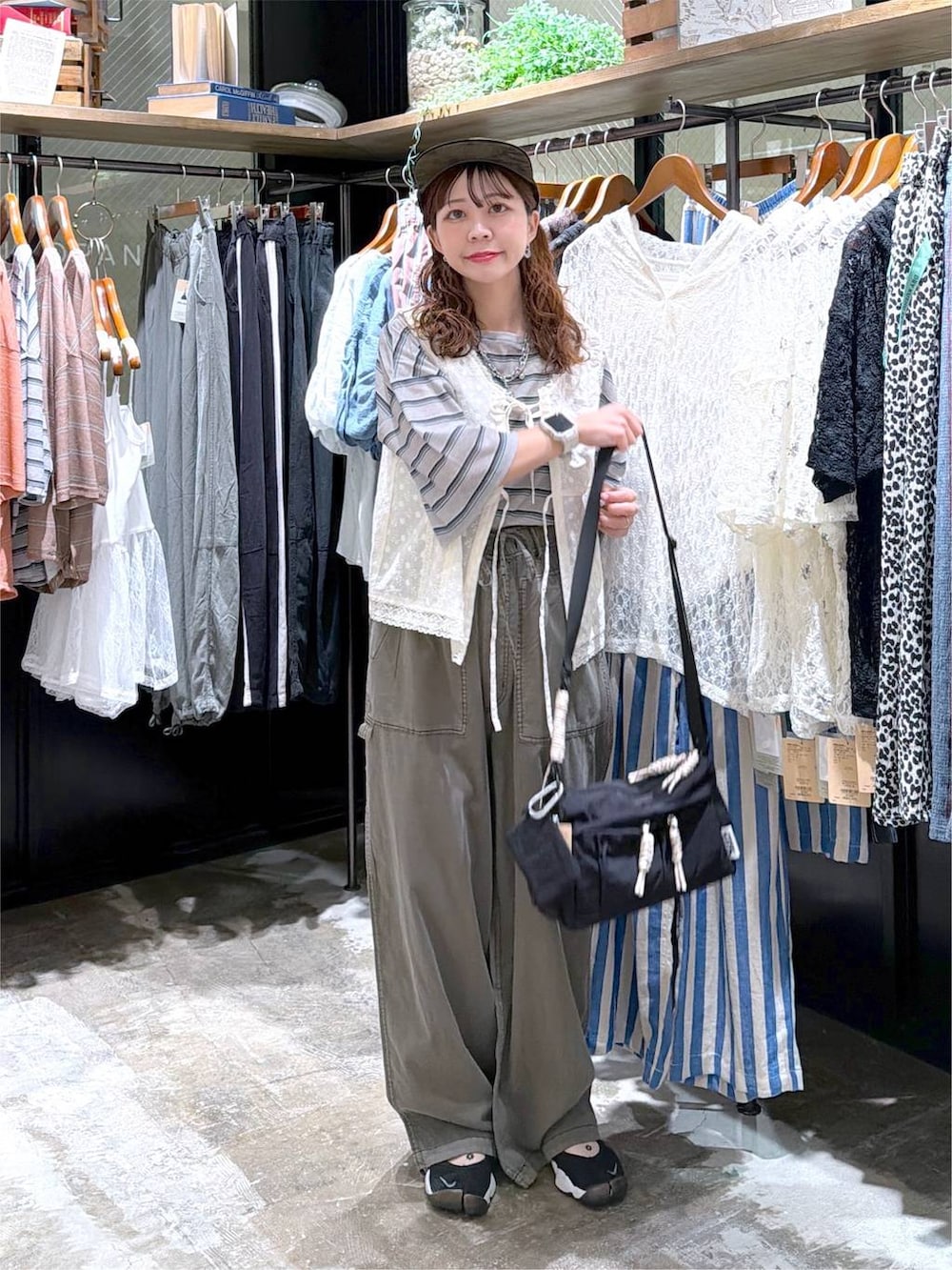 グリーン系のその他パンツ、グレー系のTシャツ/カットソー、ブラック系のショルダーバッグを着用したレディースの夏コーディネートの2枚目の写真