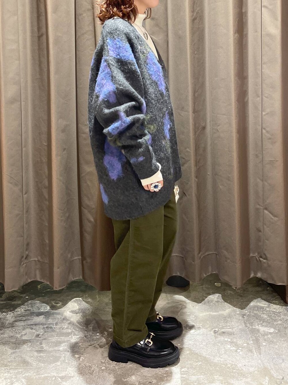 ベージュ系のニット/セーター、ブラック系のローファー、ベージュ系のショルダーバッグを着用したレディースの冬コーディネートの3枚目の写真