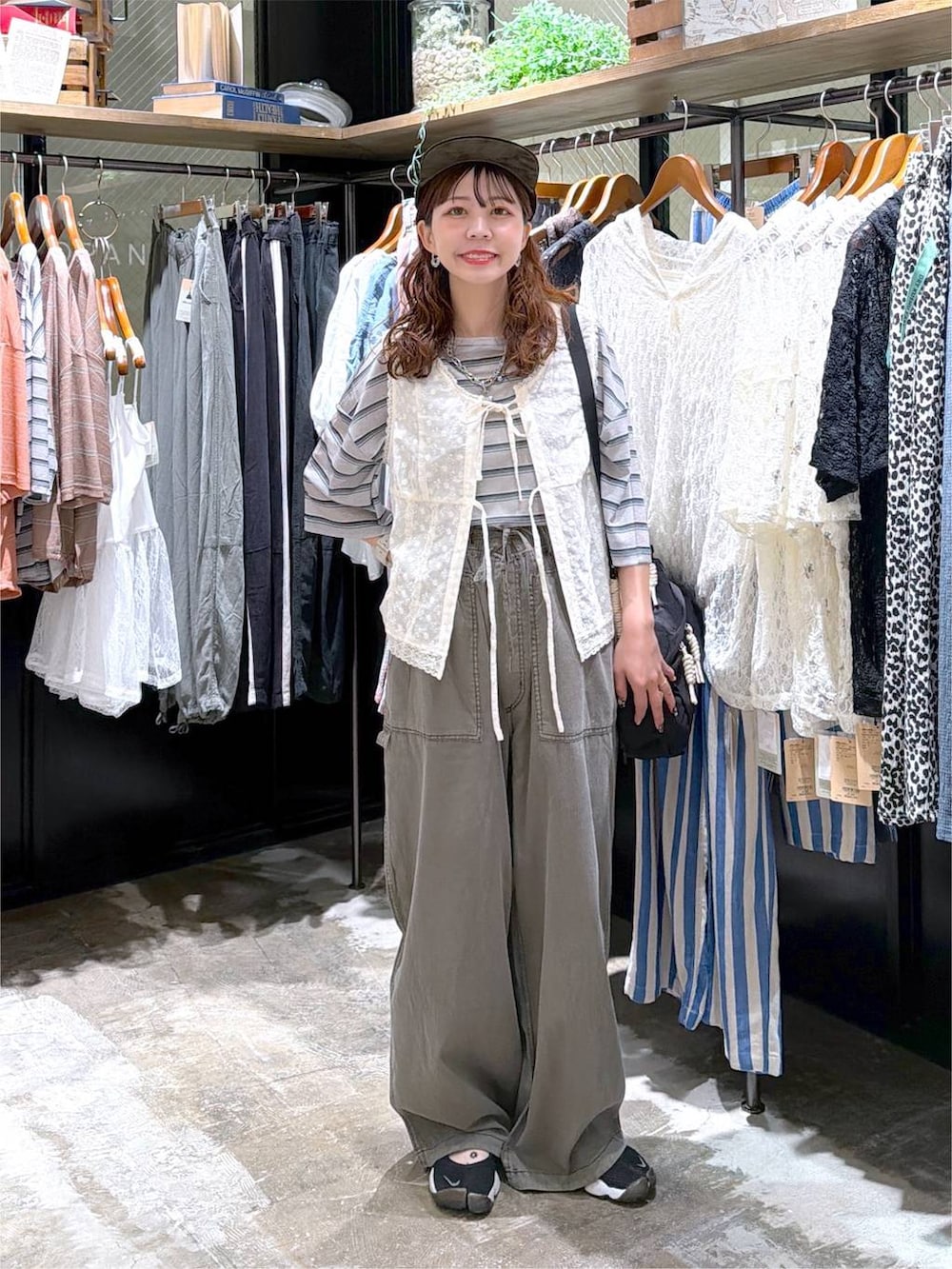 グリーン系のその他パンツ、グレー系のTシャツ/カットソー、ブラック系のショルダーバッグを着用したレディースの夏コーディネートの7枚目の写真