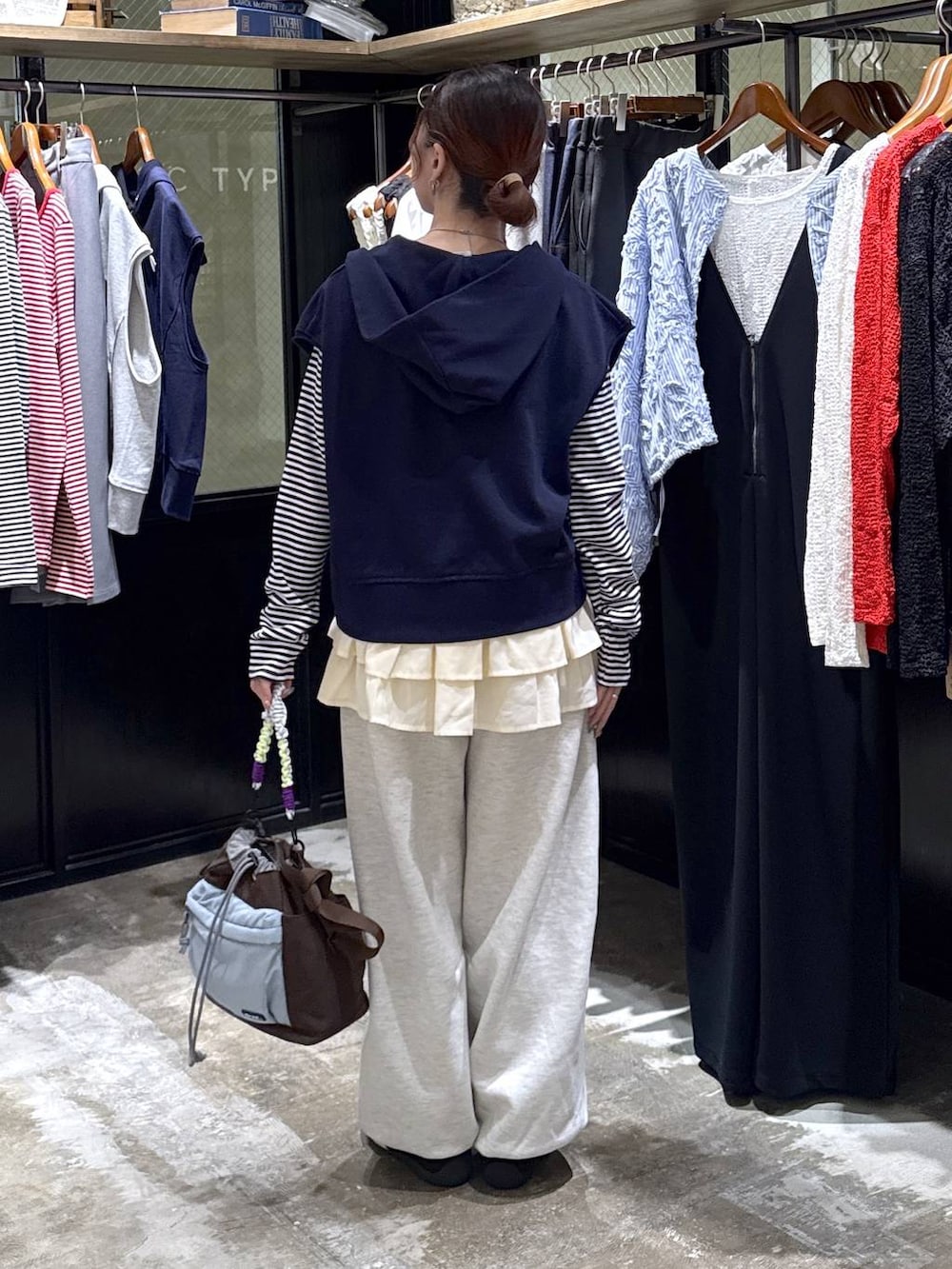 グレー系のスウェットパンツ、ブルー系のTシャツ/カットソー、その他のショルダーバッグを着用したレディースの春コーディネートの4枚目の写真