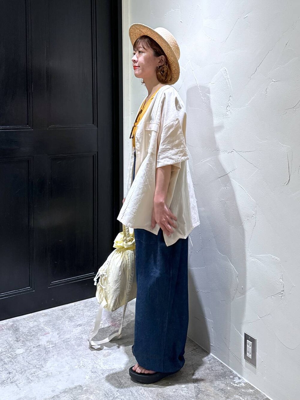 ブラウン系のサングラス、ブラック系のハットを着用したレディースの春コーディネートの6枚目の写真