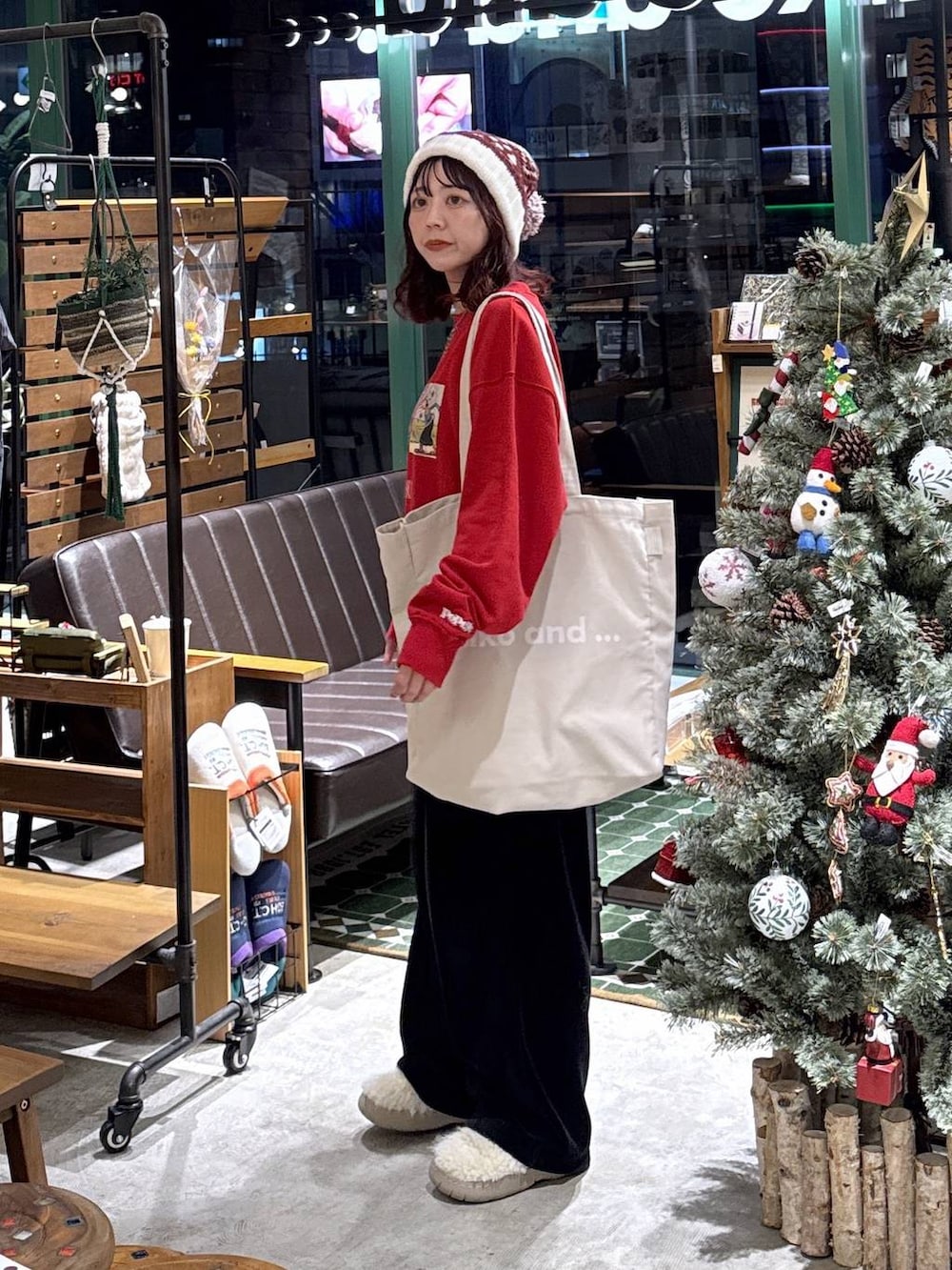 ベージュ系のスリッポン、ブラック系のその他パンツ、ホワイト系のトートバッグを着用したレディースの冬コーディネートの3枚目の写真