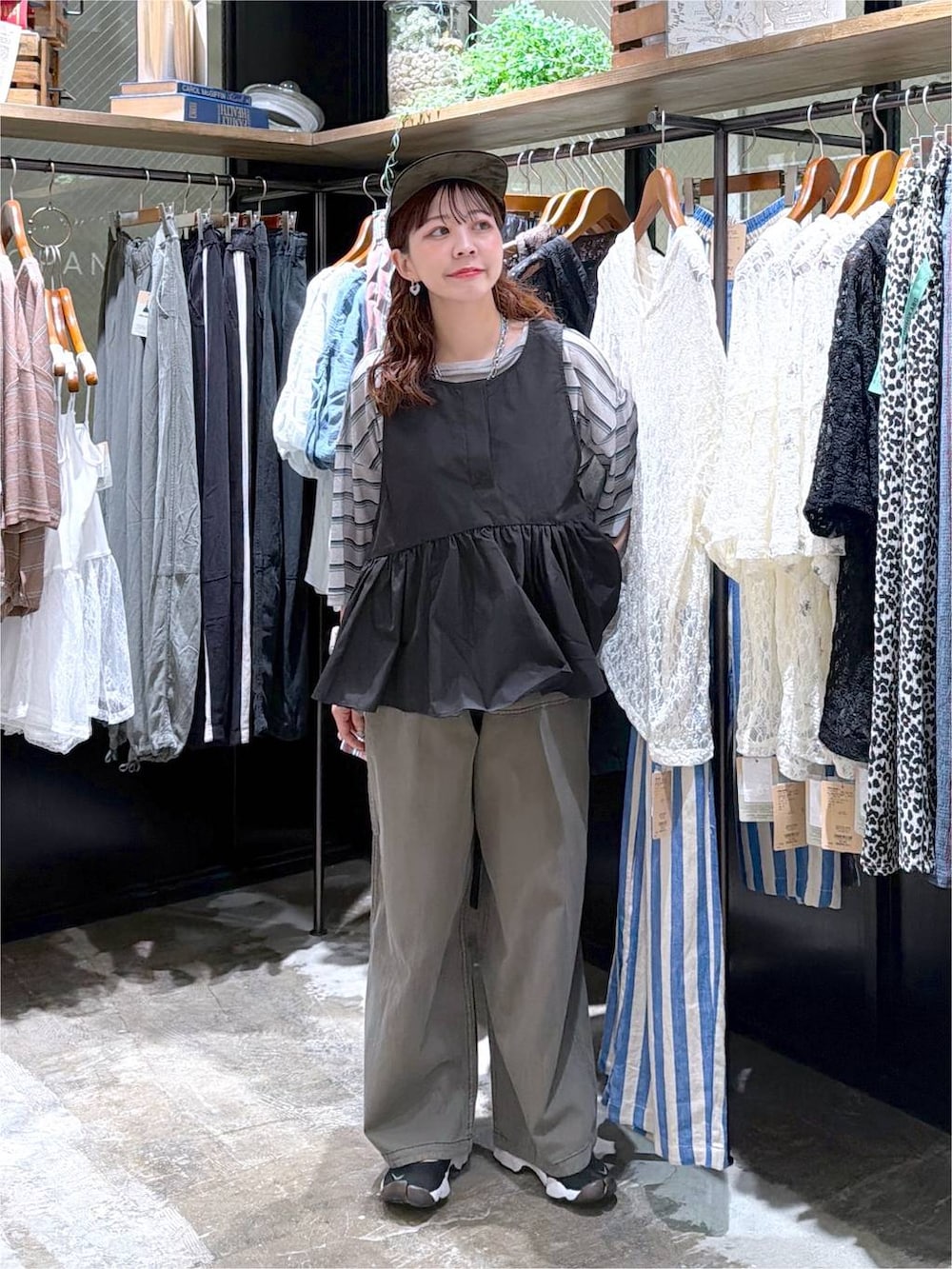 グリーン系のその他パンツ、グレー系のTシャツ/カットソー、ブラック系のベストを着用したレディースの夏コーディネートの2枚目の写真