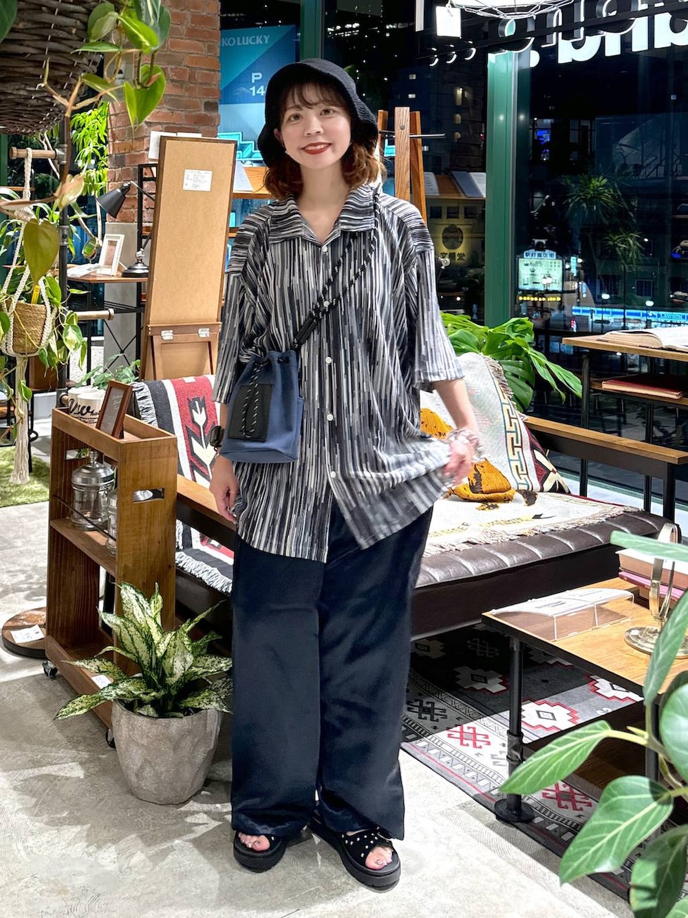 ブラック系のサンダル、ブルー系のショルダーバッグ、ブルー系のシャツ/ブラウスを着用したレディースの夏コーディネートの3枚目の写真