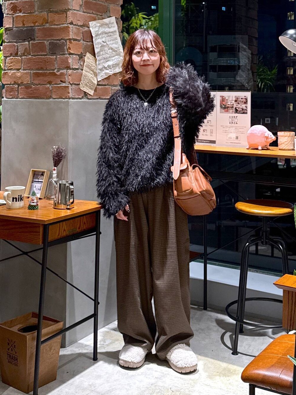 ブラウン系のその他パンツ、ベージュ系のスリッポン、ブラック系のその他トップスを着用したレディースの冬コーディネートの9枚目の写真