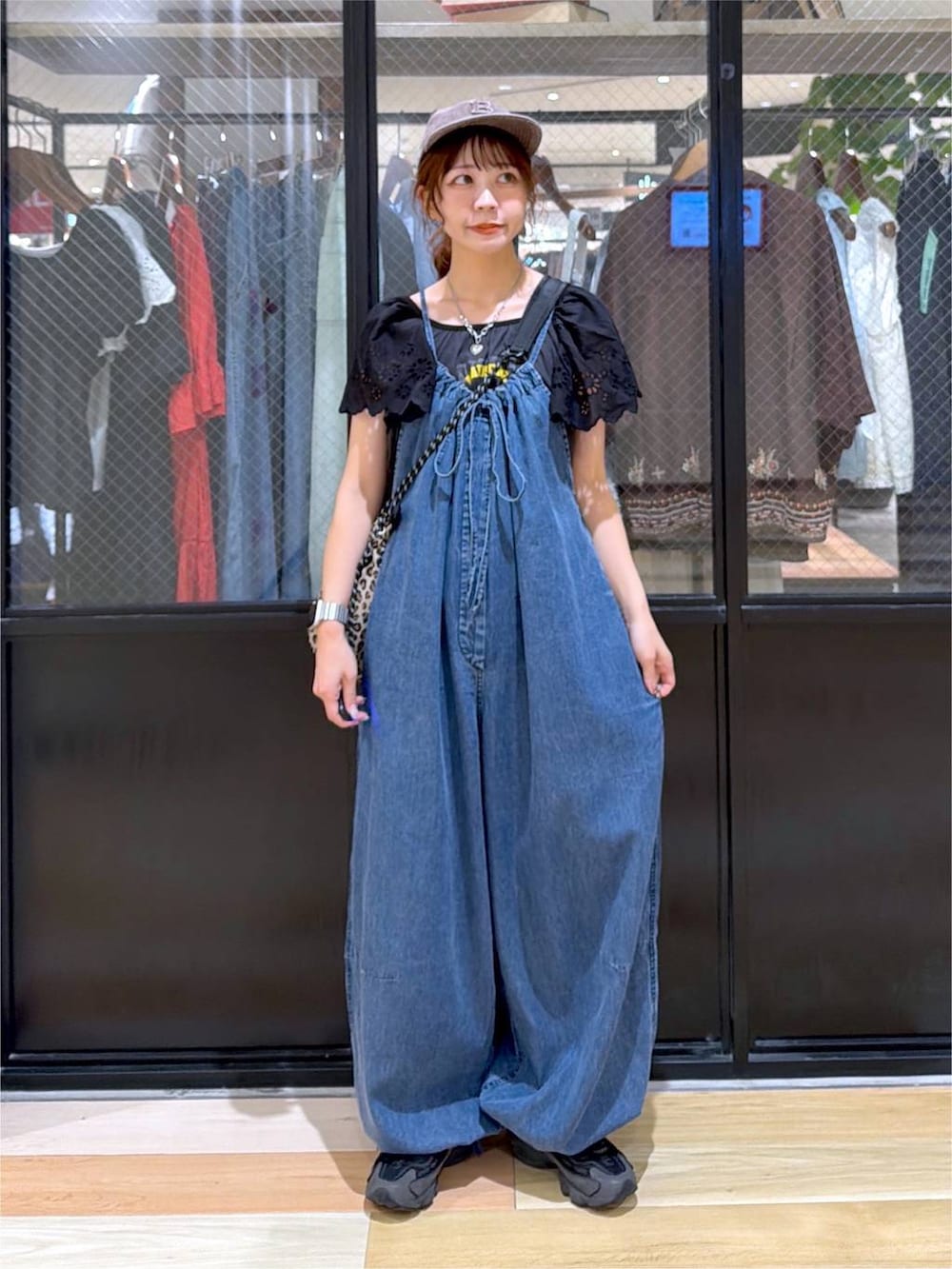 グレー系のTシャツ/カットソー、ブルー系のサロペット/オーバーオール、その他のショルダーバッグを着用したレディースの夏コーディネートの2枚目の写真