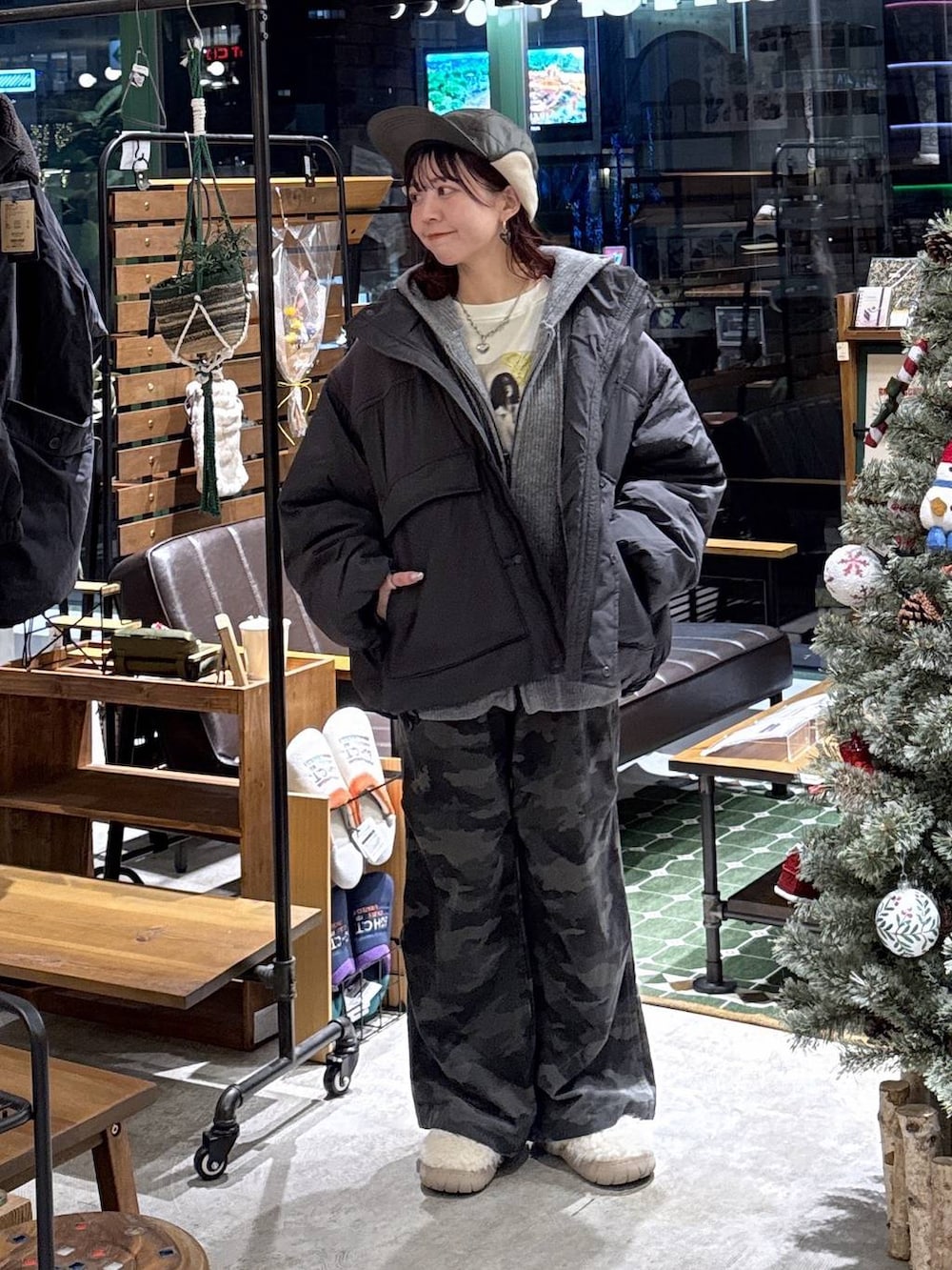 ベージュ系のスリッポン、グレー系のブルゾン、その他のその他パンツを着用したレディースの冬コーディネートの7枚目の写真