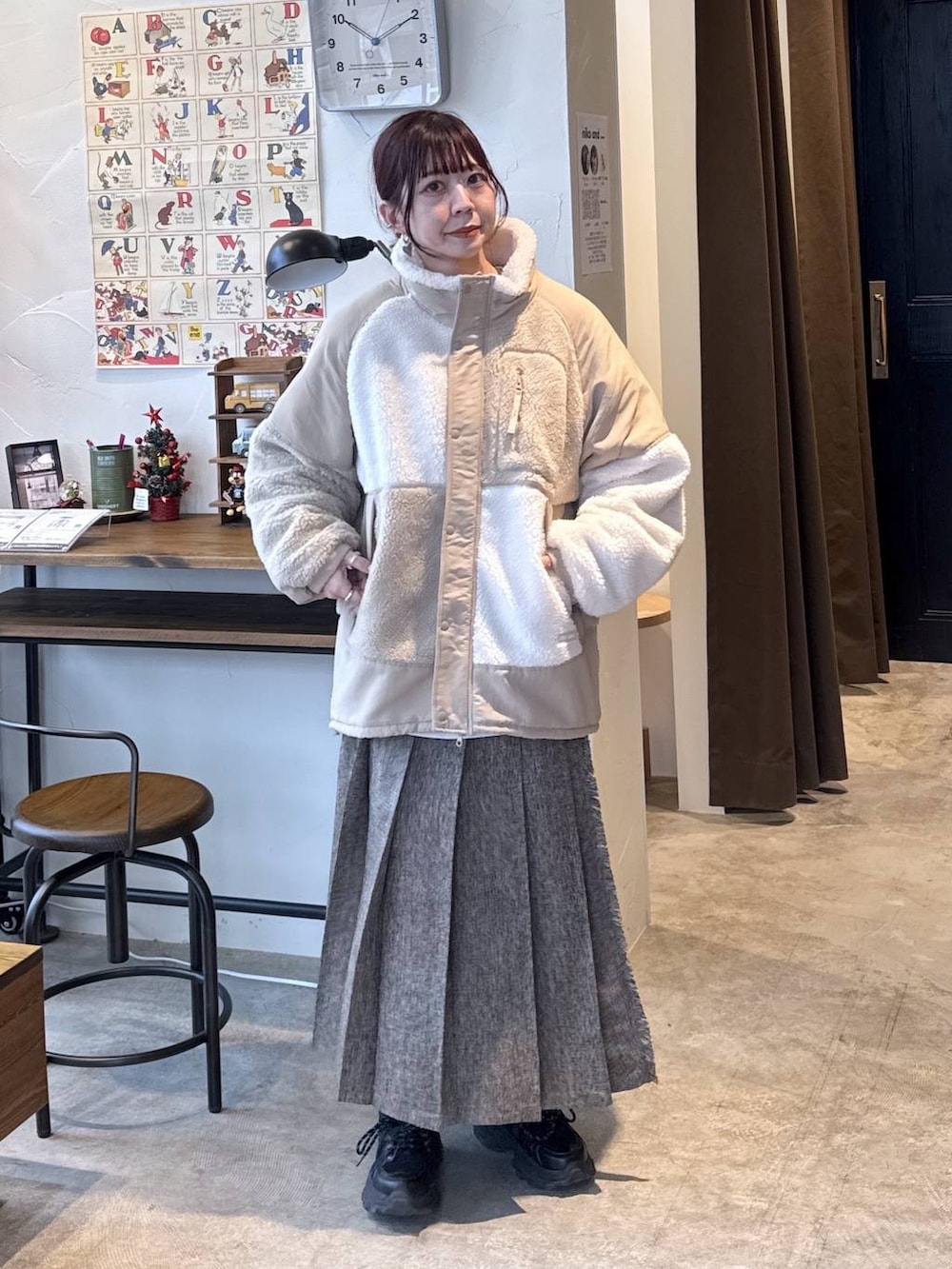 グレー系のテーラードジャケットを着用したレディースの冬コーディネートの2枚目の写真