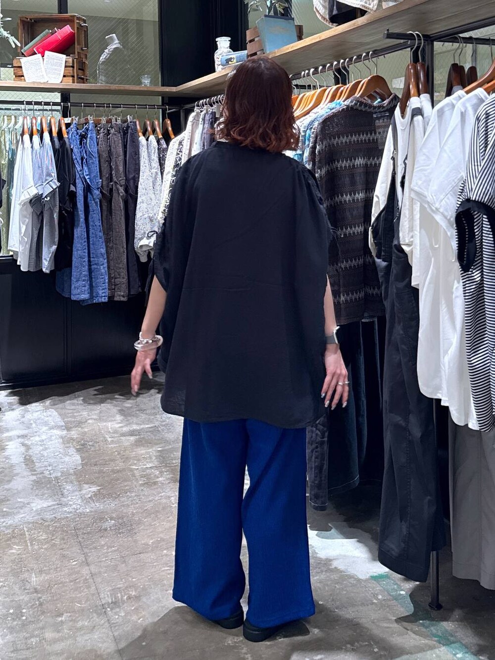 グレー系のタンクトップ、ブラック系のサンダル、ブルー系のその他パンツを着用したレディースの夏コーディネートの4枚目の写真