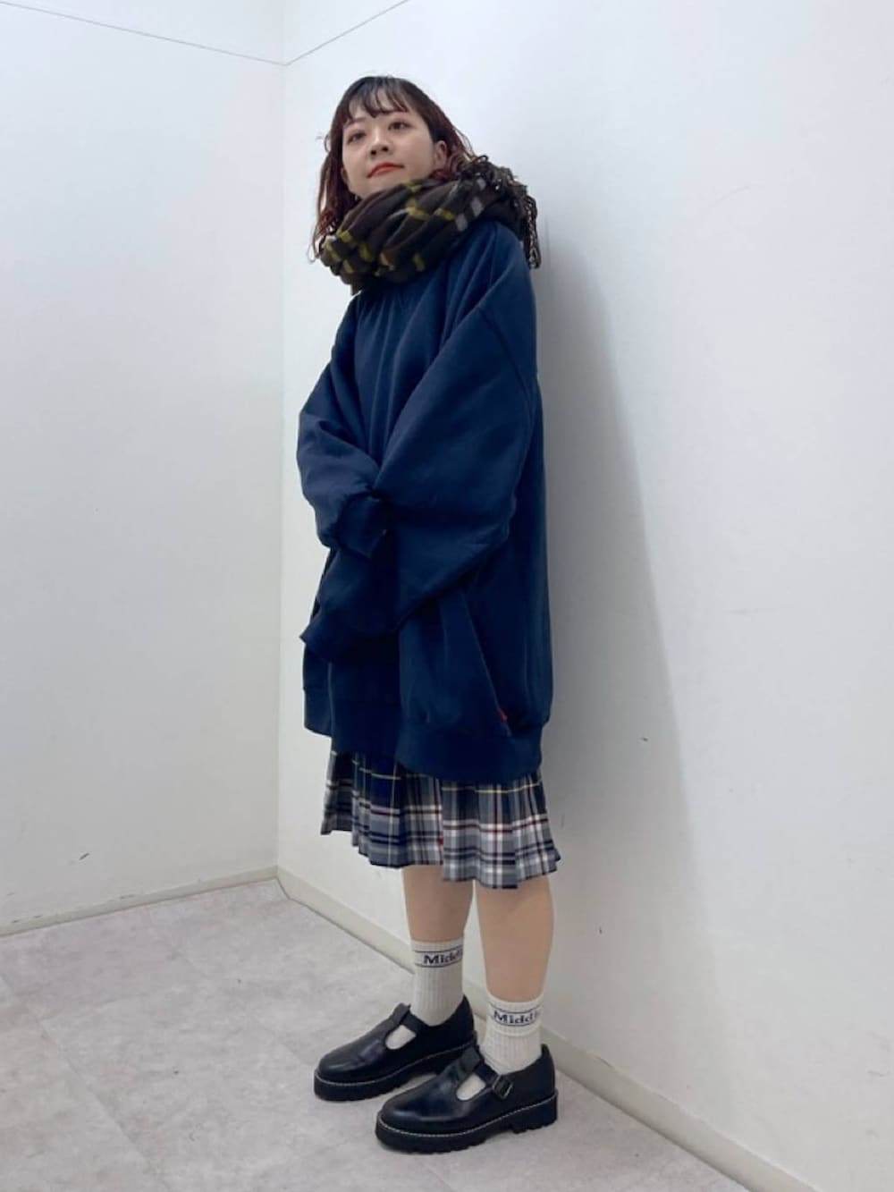 ブラック系のその他シューズ、ブルー系のTシャツ/カットソー、ブルー系のスカートを着用したレディースの冬コーディネートの2枚目の写真