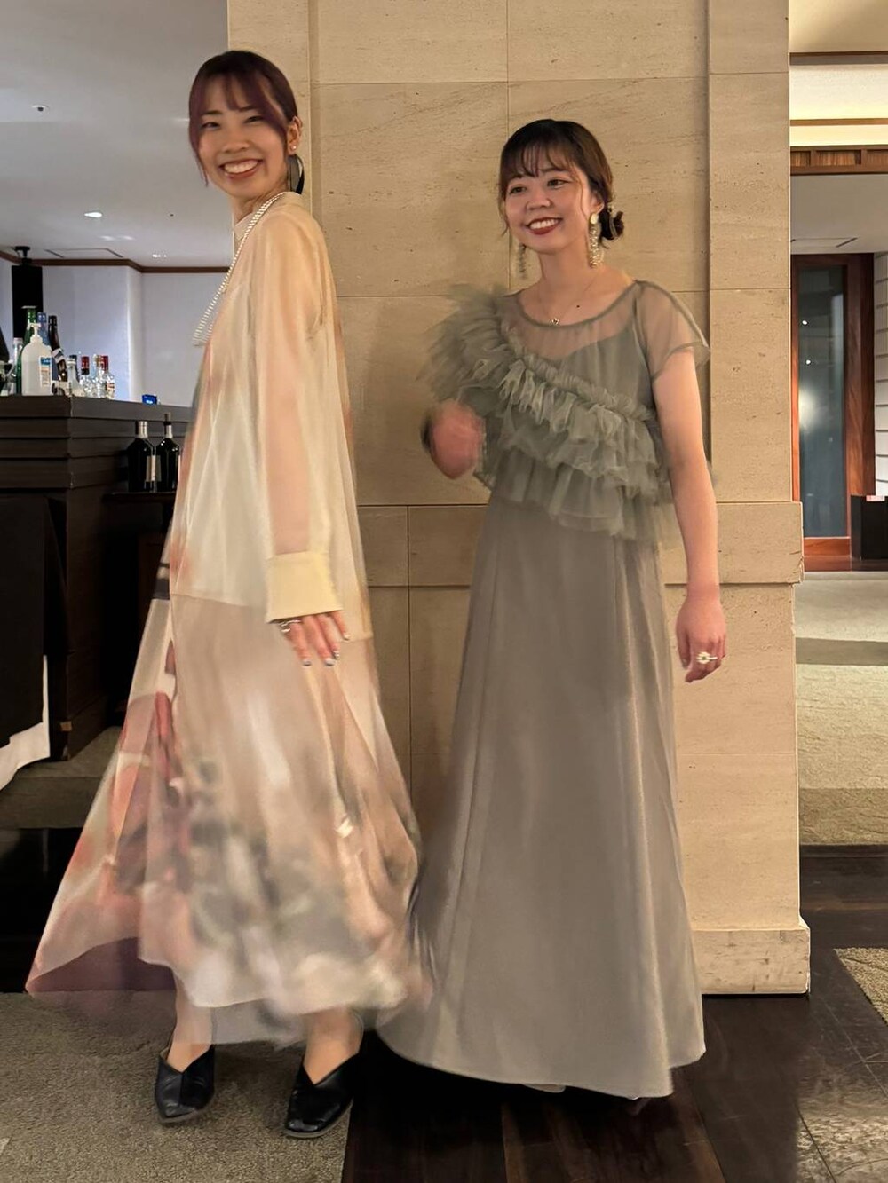 グリーン系のドレス、ブラック系のキャミソールを着用したレディースの夏コーディネートの5枚目の写真