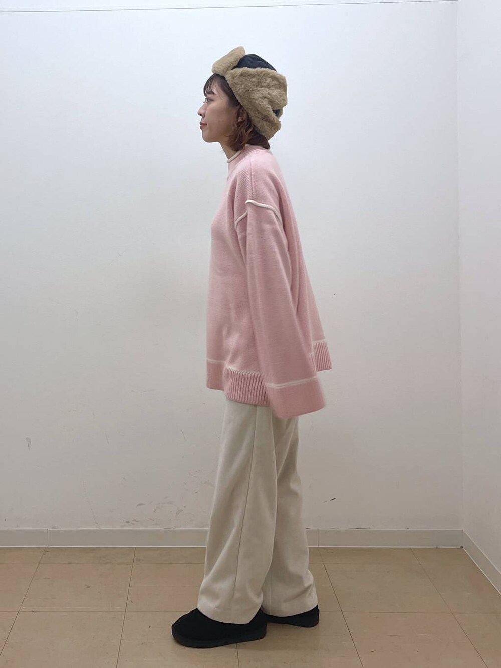 ブラック系のその他シューズ、ベージュ系のその他パンツ、ピンク系のニット/セーターを着用したレディースの冬コーディネートの6枚目の写真