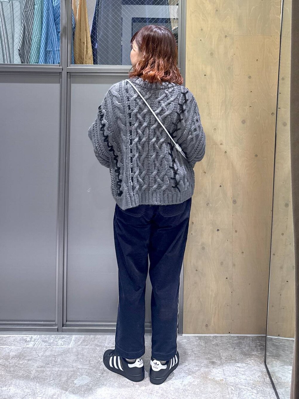 ホワイト系のショルダーバッグ、ブルー系のその他パンツ、グレー系のニット/セーターを着用したレディースの春コーディネートの5枚目の写真