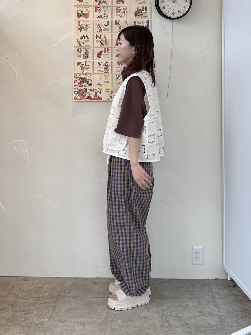 ベージュ系のその他パンツ、ベージュ系のベスト、ベージュ系のTシャツ/カットソーを着用したレディースの春コーディネートの4枚目の写真