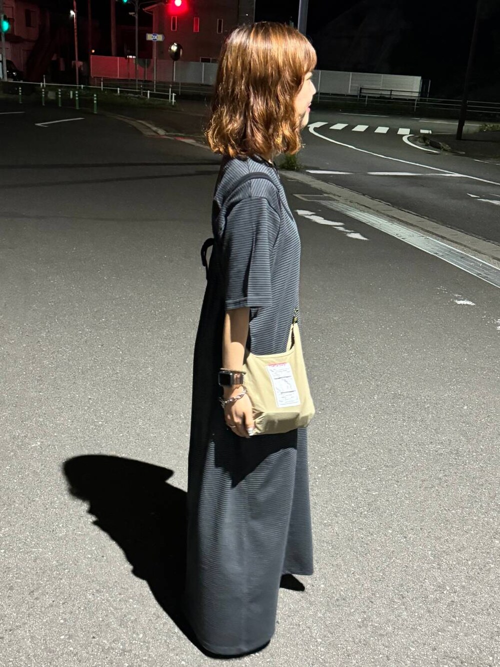 ベージュ系のショルダーバッグ、ブラック系のサンダル、その他のネックレスを着用したレディースの春コーディネートの5枚目の写真