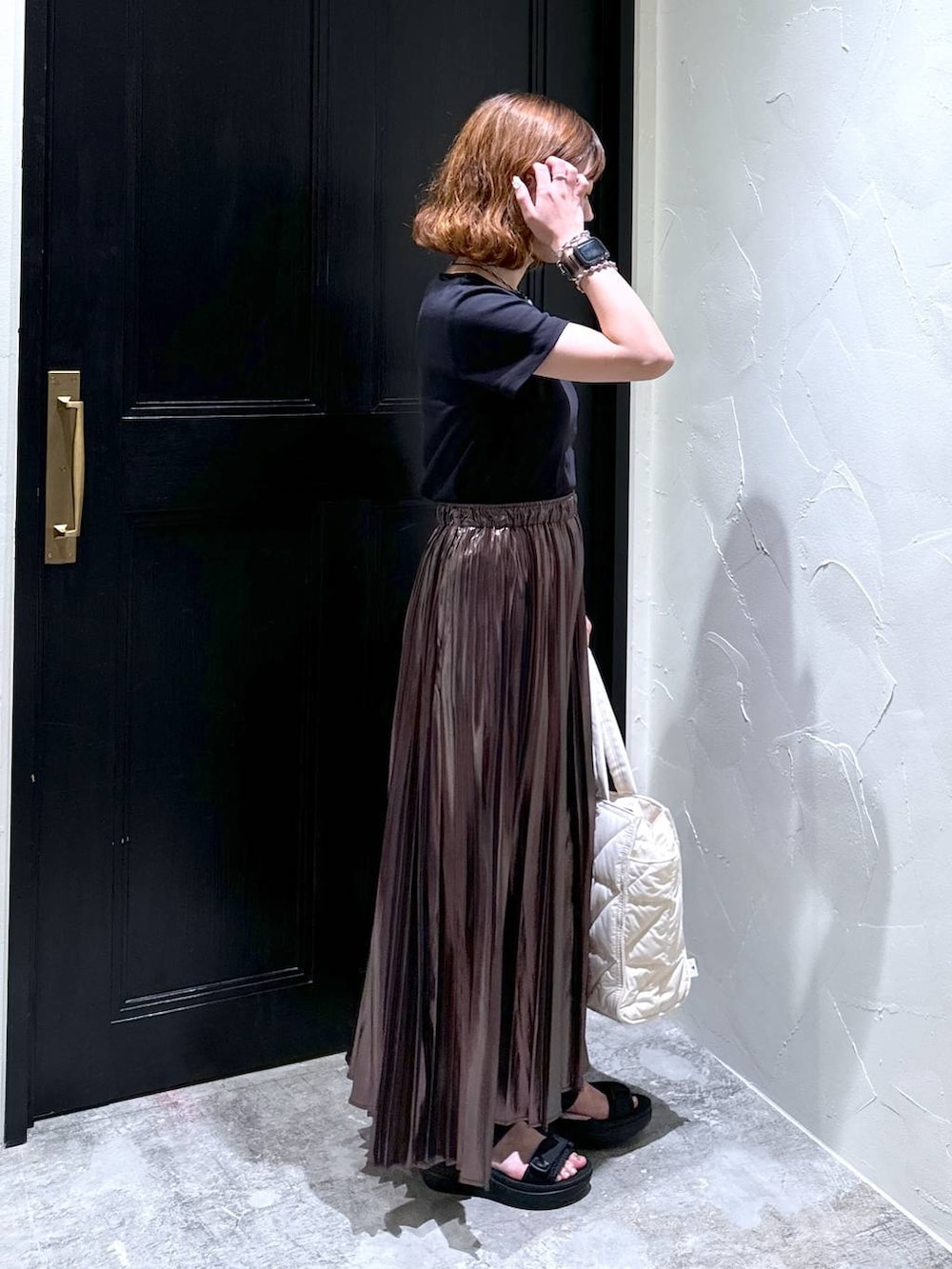 ブラック系のサンダル、ホワイト系のトートバッグ、ベージュ系のスカートを着用したレディースの夏コーディネートの6枚目の写真