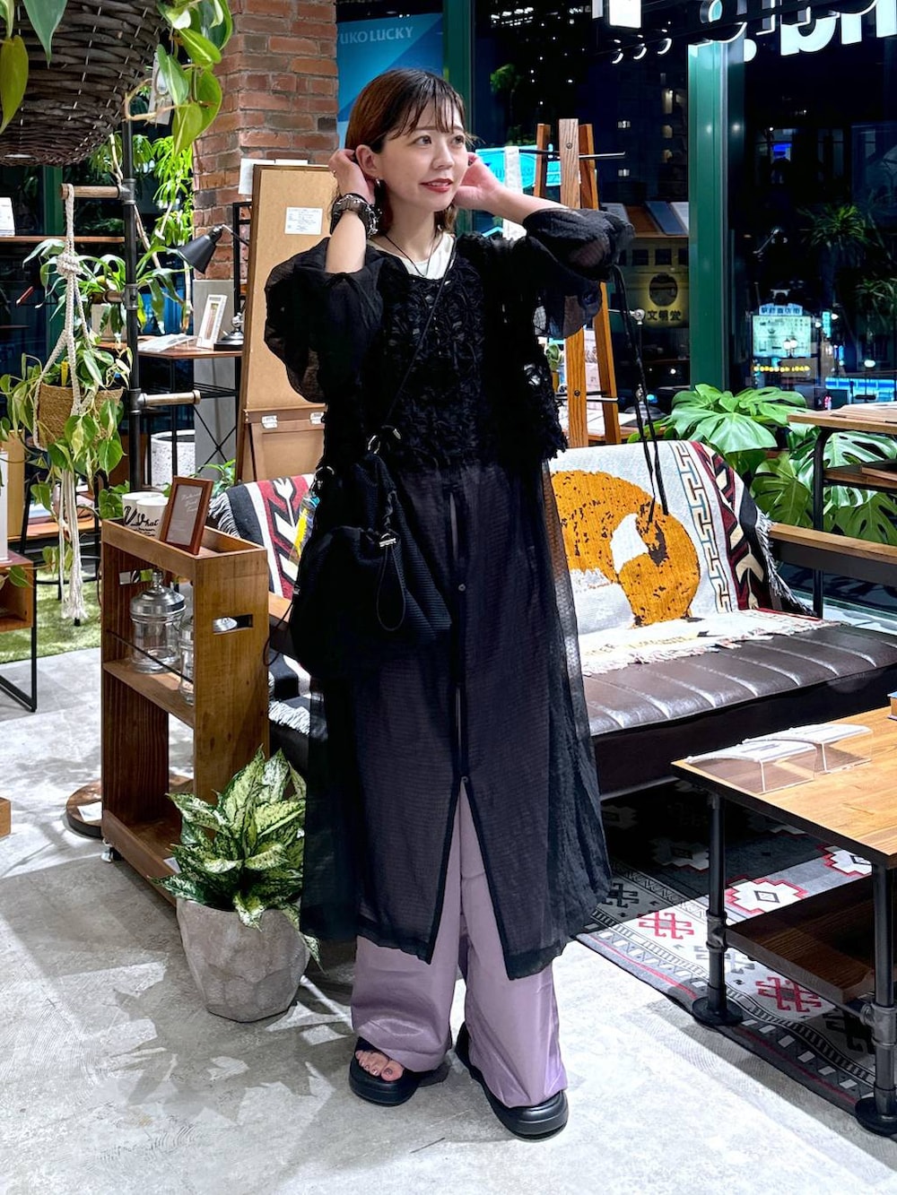 ブラック系のサンダル、ベージュ系のタンクトップ、ブラック系のその他トップスを着用したレディースの夏コーディネートの5枚目の写真