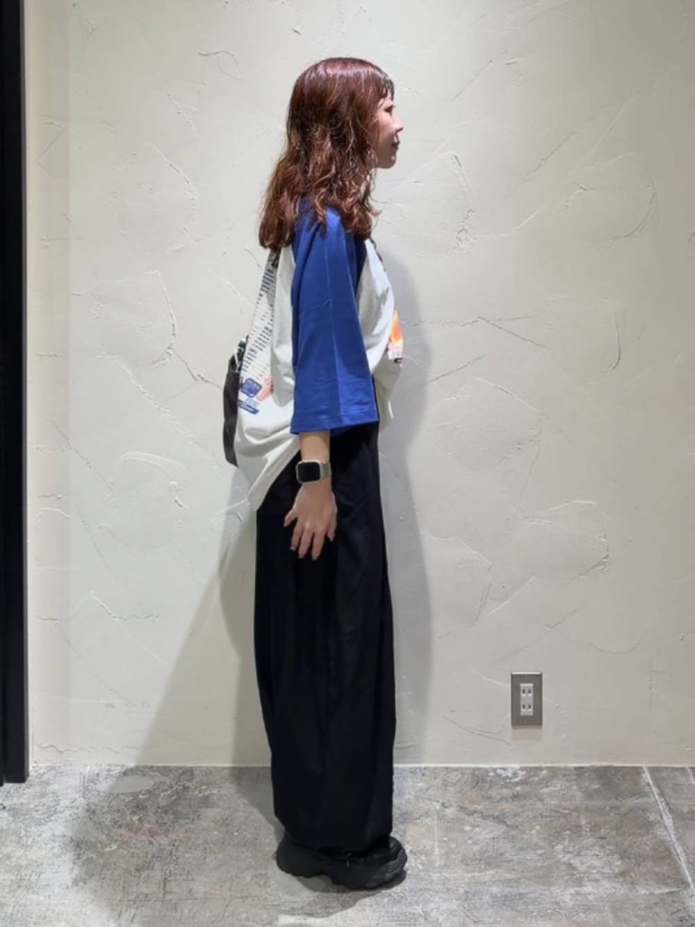 グレー系のトートバッグ、ブルー系のTシャツ/カットソー、ブラック系のその他パンツを着用したレディースの夏コーディネートの3枚目の写真