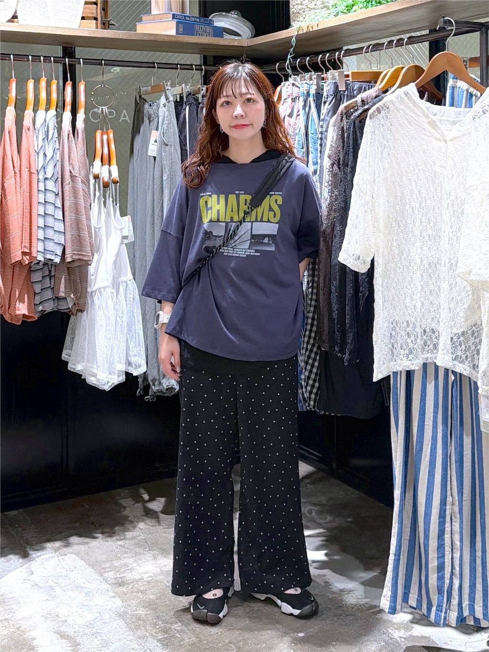 グレー系のその他パンツ、その他のショルダーバッグ、ブルー系のTシャツ/カットソーを着用したレディースの夏コーディネートの2枚目の写真