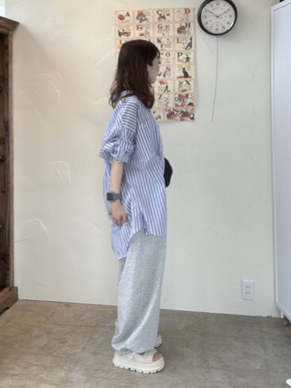 ブルー系のシャツ/ブラウス、ブラウン系のTシャツ/カットソー、ブラック系のボディバッグ/ウエストポーチを着用したレディースの春コーディネートの4枚目の写真