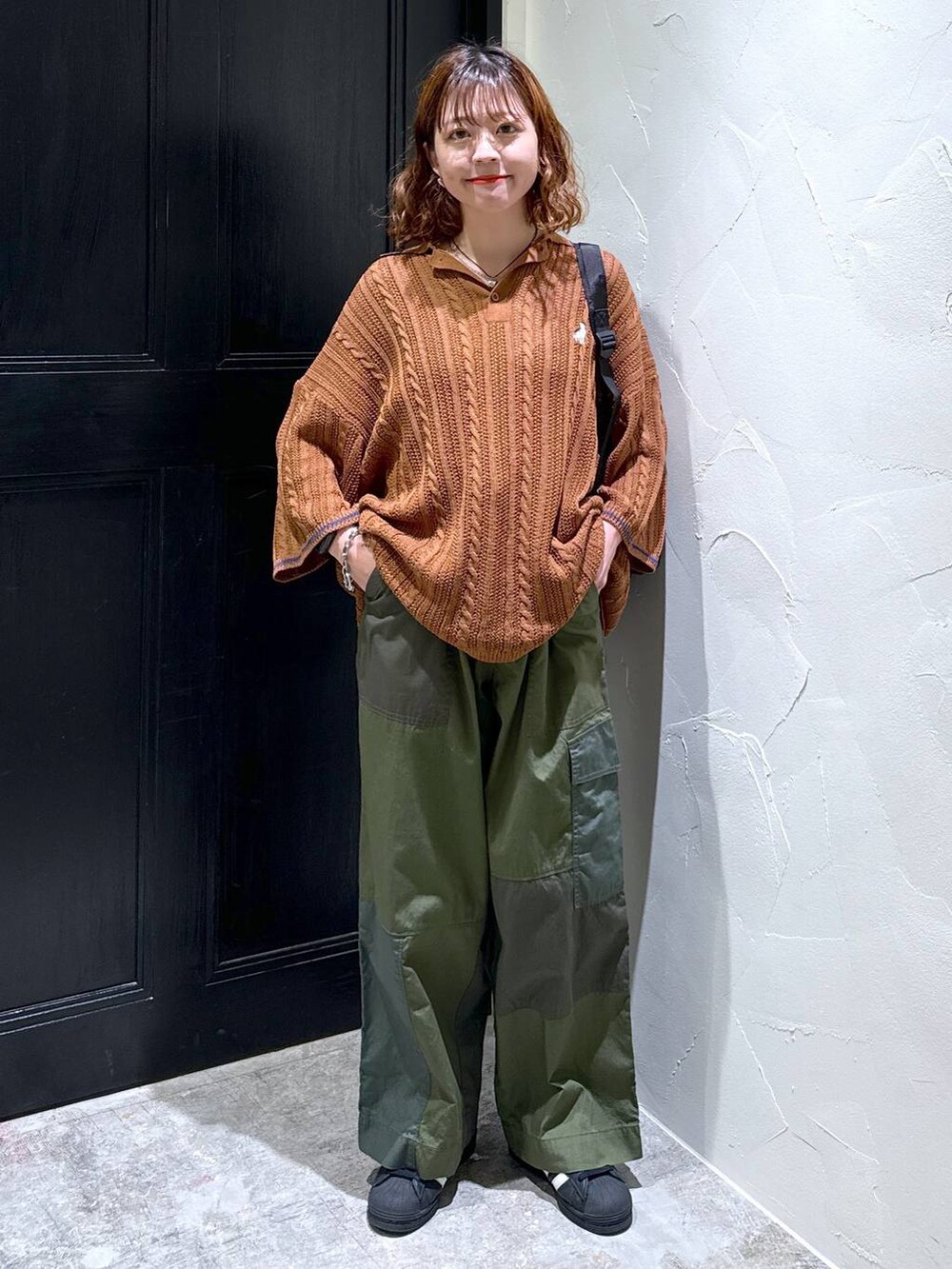 グリーン系のその他パンツ、その他のネックレスを着用したレディースの春コーディネートの7枚目の写真