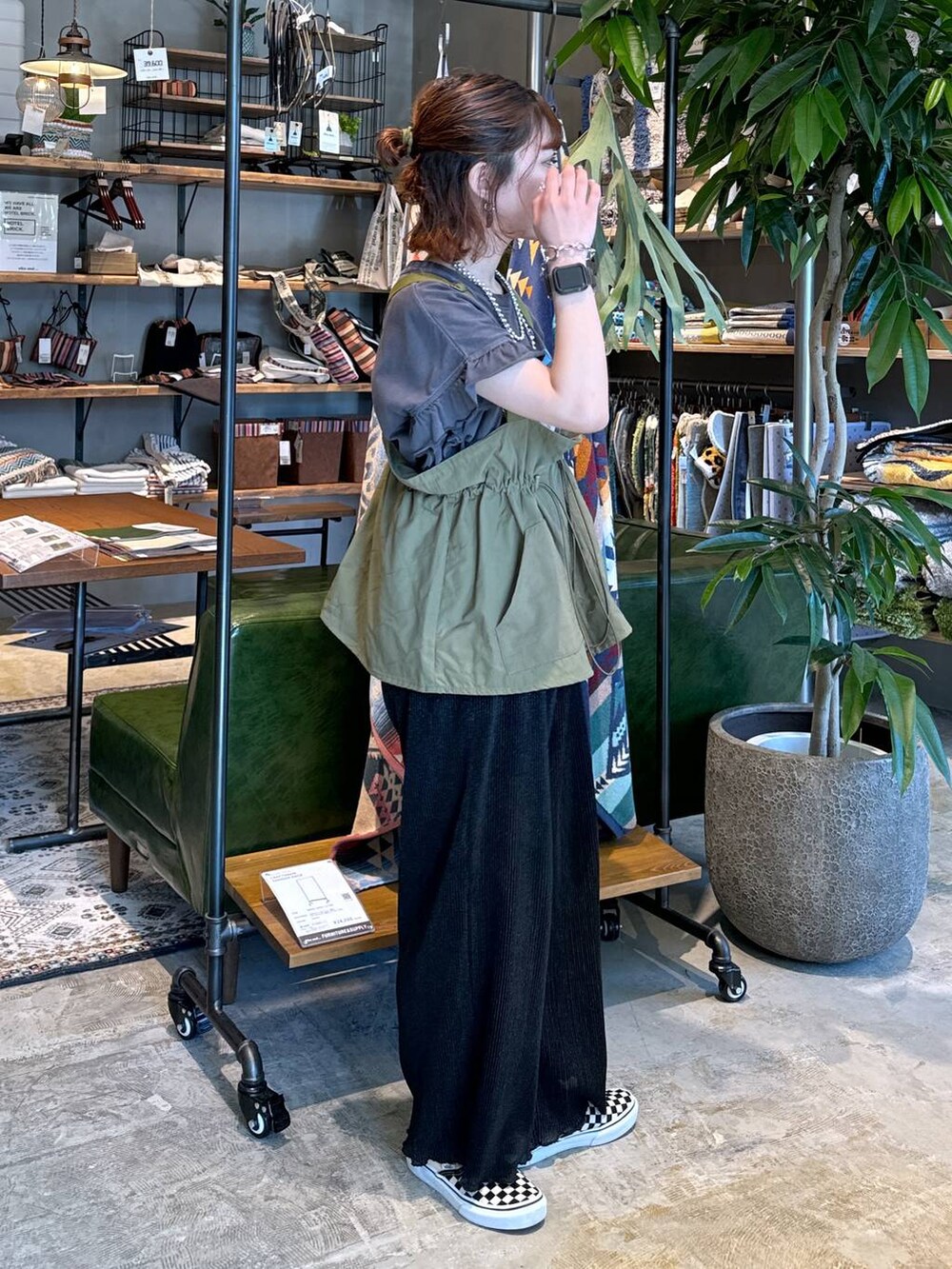 ブラック系のその他パンツ、グレー系のTシャツ/カットソーを着用したレディースの春コーディネートの5枚目の写真