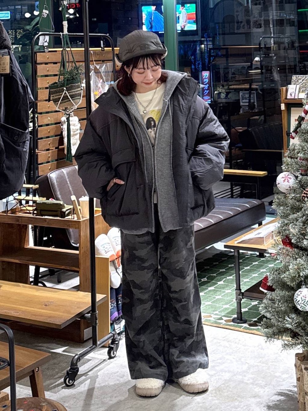 ベージュ系のスリッポン、グレー系のブルゾン、その他のその他パンツを着用したレディースの冬コーディネートの9枚目の写真