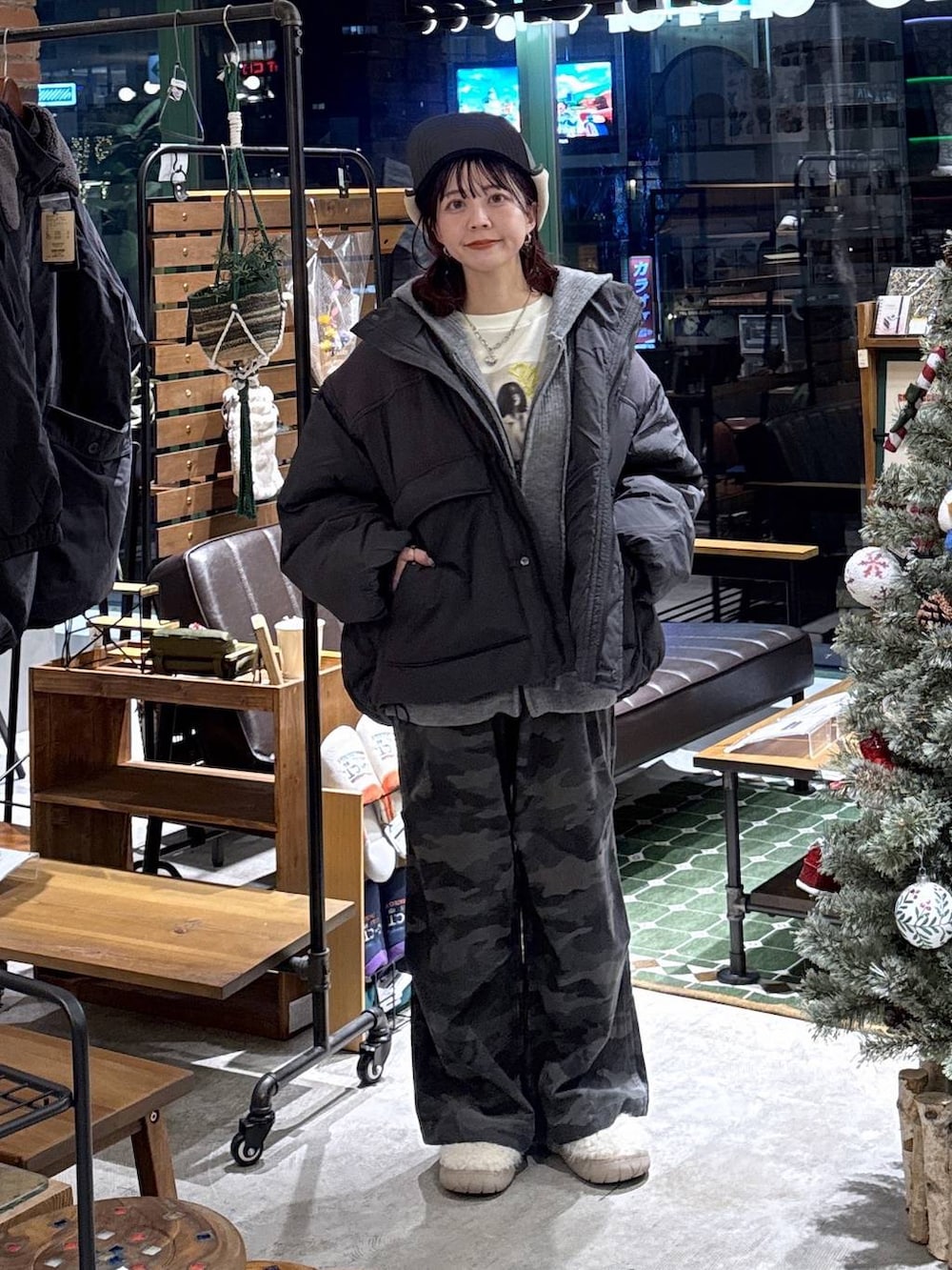 ベージュ系のスリッポン、グレー系のブルゾン、その他のその他パンツを着用したレディースの冬コーディネートの8枚目の写真