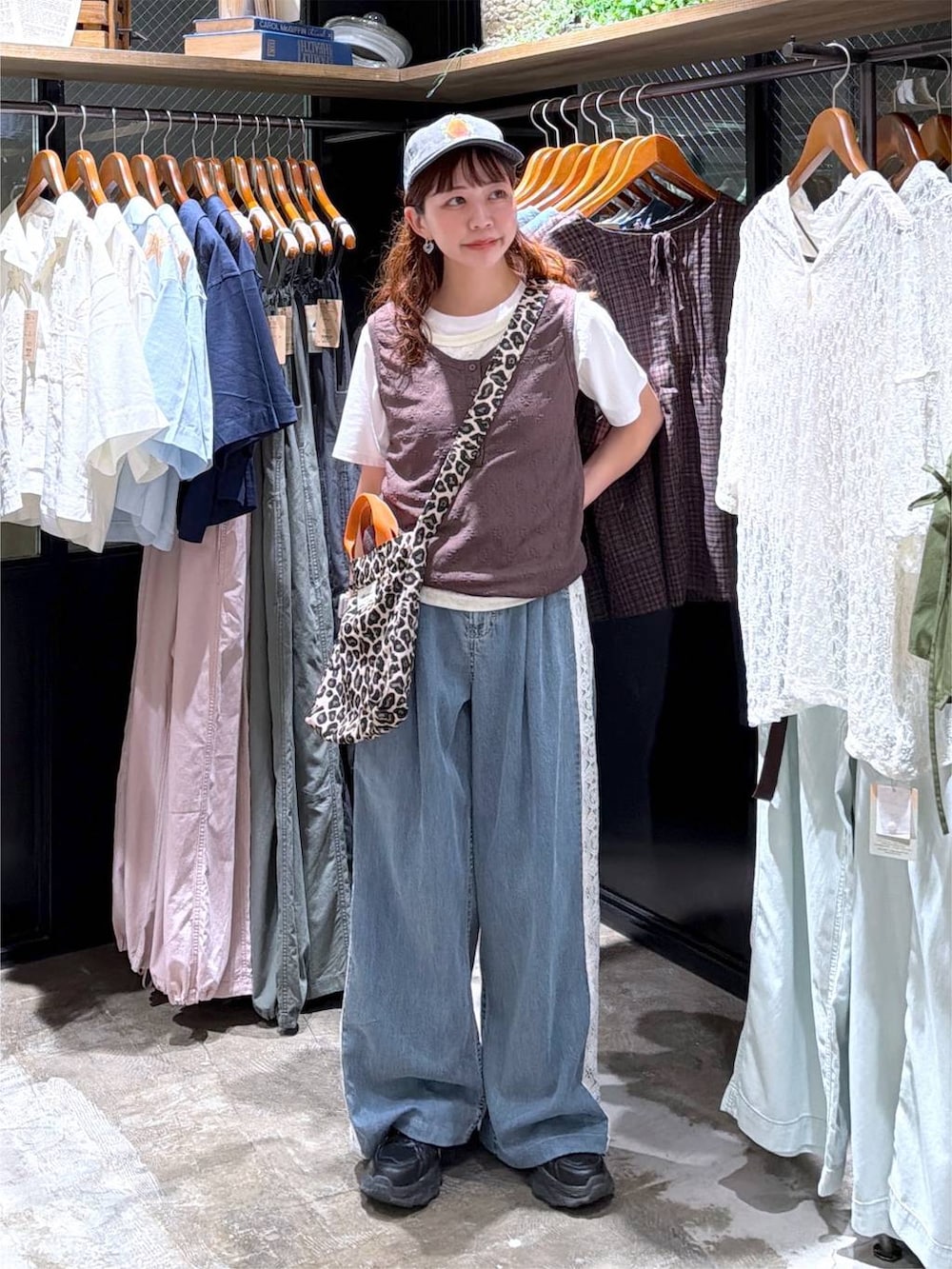 その他のトートバッグ、ブラウン系のタンクトップ、ブルー系のデニムパンツを着用したレディースの夏コーディネートの6枚目の写真