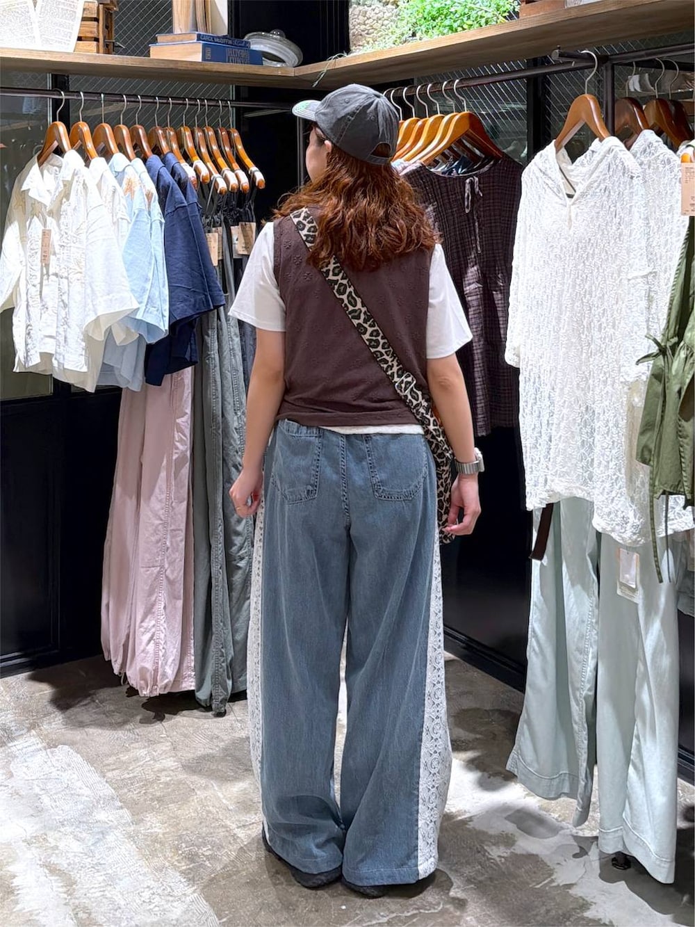 その他のトートバッグ、ブラウン系のタンクトップ、ブルー系のデニムパンツを着用したレディースの夏コーディネートの3枚目の写真
