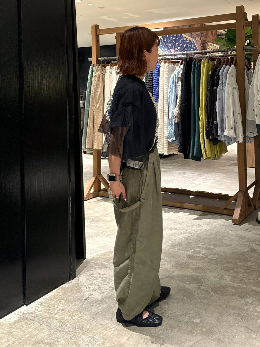 ブラック系のTシャツ/カットソー、ブラック系のパンプスを着用したレディースの春コーディネートの5枚目の写真