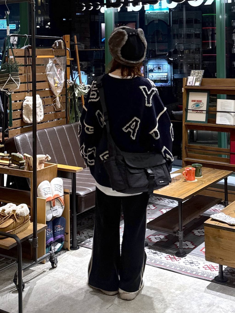 ベージュ系のスリッポン、ホワイト系のTシャツ/カットソー、ブラック系のその他パンツを着用したレディースの秋コーディネートの7枚目の写真