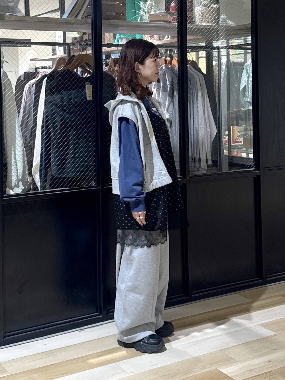 ブラック系のスニーカー、グレー系のスウェットパンツ、ブルー系のTシャツ/カットソーを着用したレディースの冬コーディネートの5枚目の写真