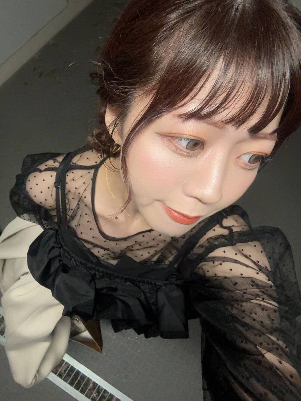 ブラック系のワンピースを着用したレディースの夏コーディネートの4枚目の写真