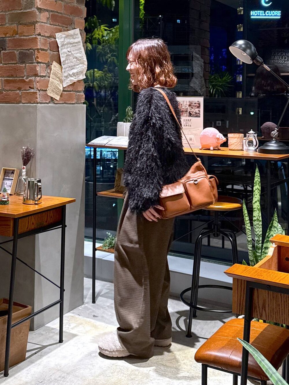 ブラウン系のその他パンツ、ベージュ系のスリッポン、ブラック系のその他トップスを着用したレディースの冬コーディネートの4枚目の写真