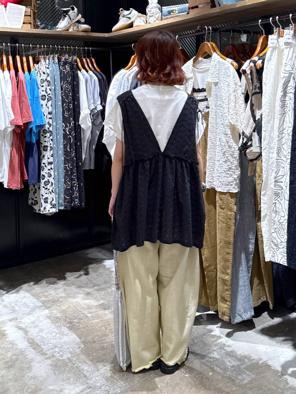 ベージュ系のその他パンツ、ブラック系のベスト、ブラック系のサンダルを着用したレディースの夏コーディネートの5枚目の写真