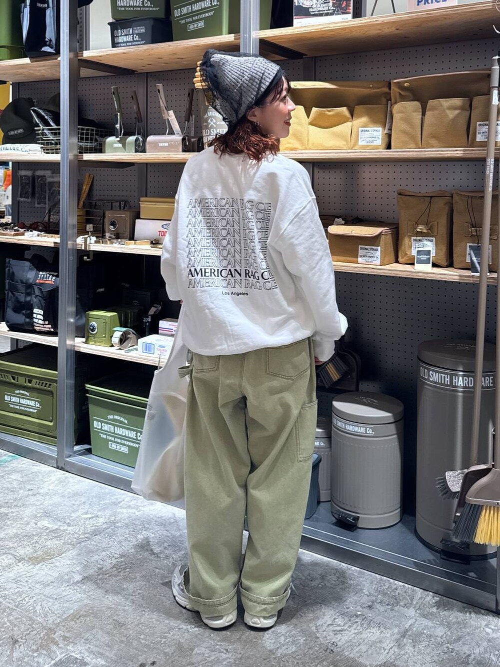 グレー系のスニーカー、ホワイト系のスウェット、ホワイト系のトートバッグを着用したレディースの春コーディネートの9枚目の写真