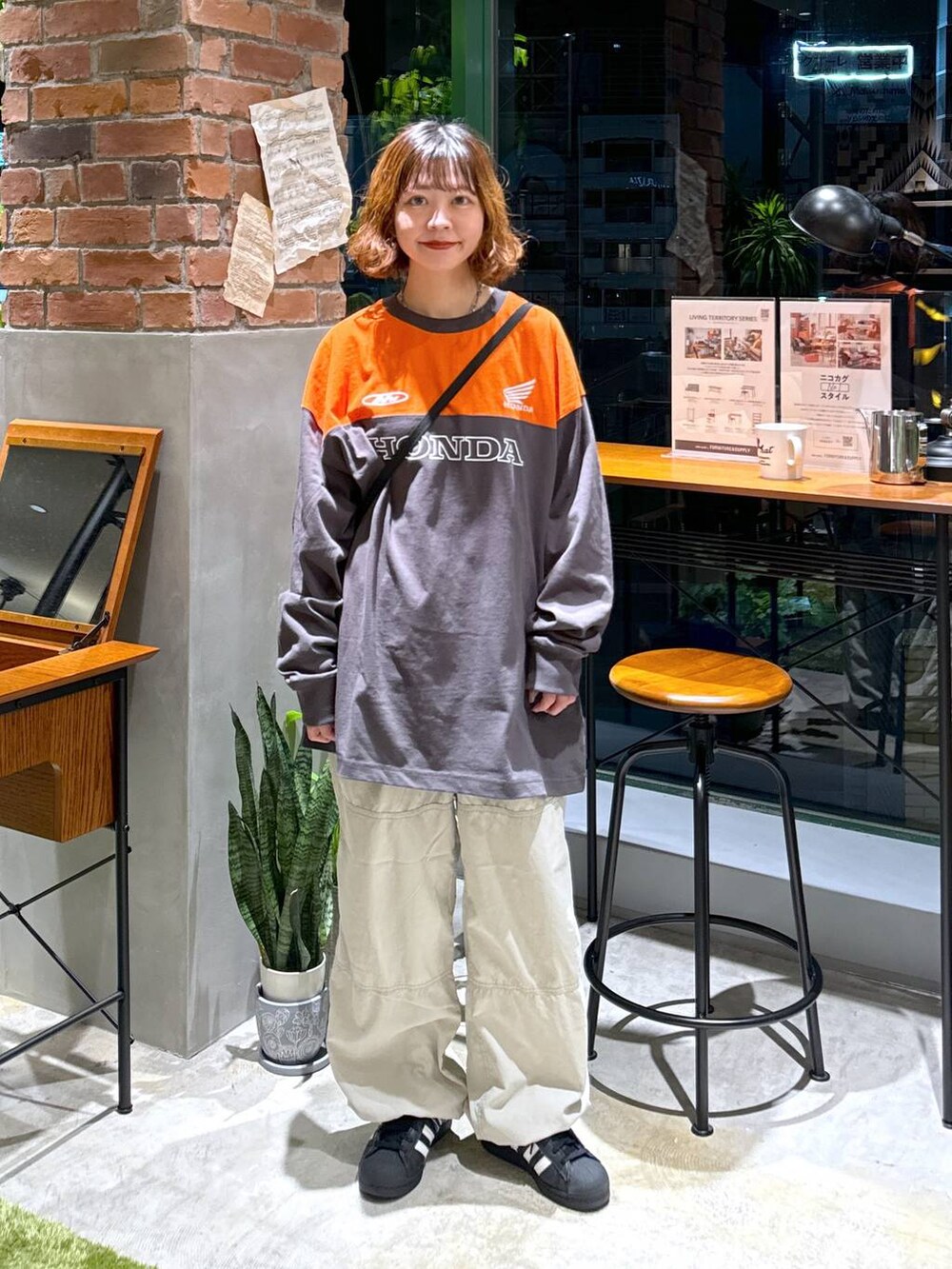 ブラック系のTシャツ/カットソー、ブラック系のショルダーバッグを着用したレディースの夏コーディネートの7枚目の写真