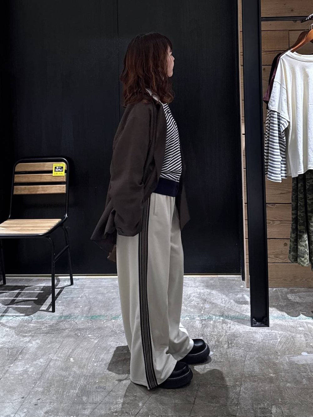 ブラック系のその他シューズ、ブラウン系のショルダーバッグ、ブラウン系のテーラードジャケットを着用したレディースの冬コーディネートの4枚目の写真