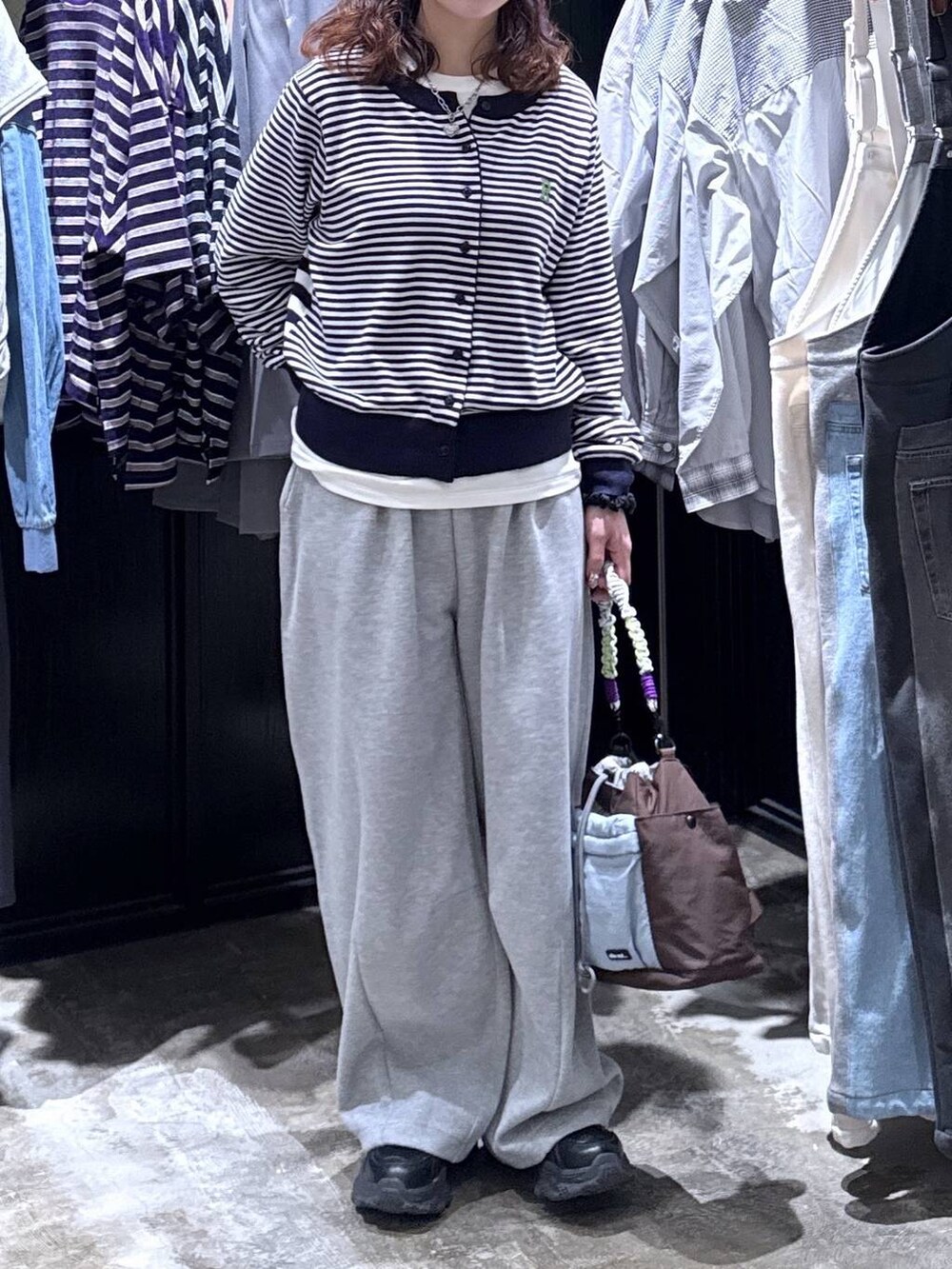 ブラック系のスニーカー、グレー系のスウェットパンツ、その他のショルダーバッグを着用したレディースの冬コーディネートの6枚目の写真