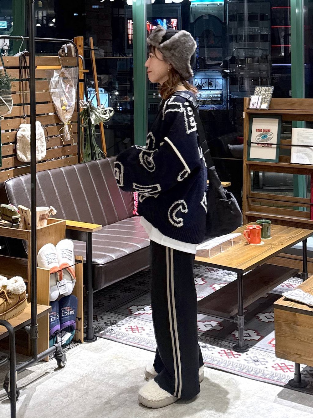 ベージュ系のスリッポン、ホワイト系のTシャツ/カットソー、ブラック系のその他パンツを着用したレディースの秋コーディネートの5枚目の写真