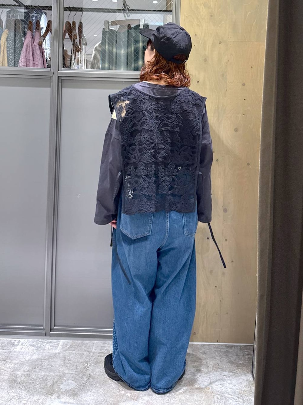 グレー系のTシャツ/カットソー、ブルー系のデニムパンツ、ブラック系のベストを着用したレディースの冬コーディネートの4枚目の写真